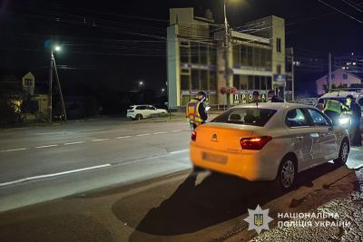 Була п'яна і з дитиною: у Тернополі жінка запропонувала патрульним 185 євро, щоб ті не складали на неї протокол (фото)