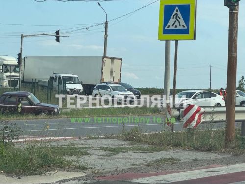 На перехресті біля М’ясокомбінату в Острові сталася ДТП: один з автомобілів серйозно пошкоджений (фото, відео)
