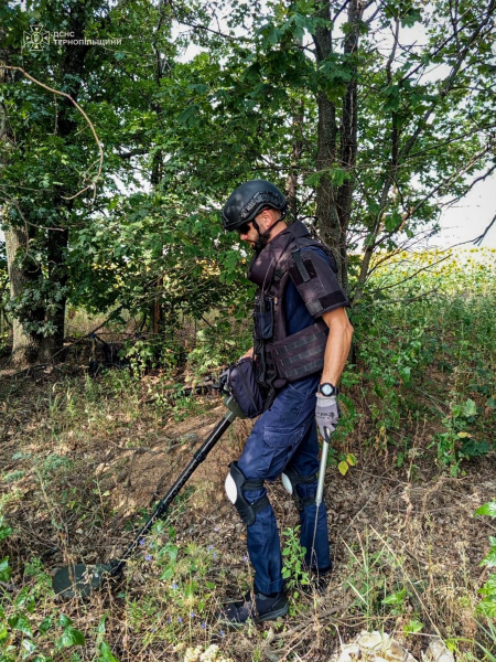 Піротехніки з Тернопільщини розміновують Харківщину після бойових дій (фото)