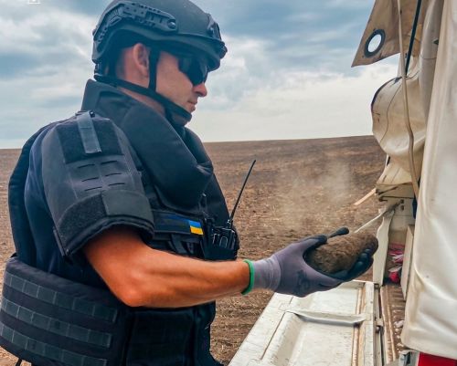 Артилерійський сняряд знайшли у полі на Зборівщині (ФОТО)