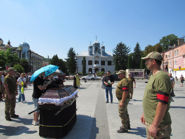 Кременецька громада зустріла полеглого воїна (фото)