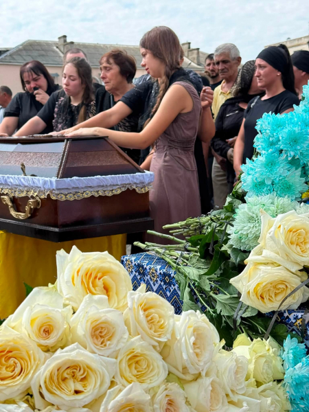 «Наша слава козацькая не на папері писана»: на Лановеччині хор виконав останню волю свого полеглого на війні колеги (фото, відео)