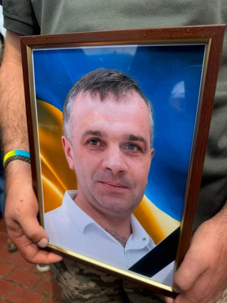 «Наша слава козацькая не на папері писана»: на Лановеччині хор виконав останню волю свого полеглого на війні колеги (фото, відео)