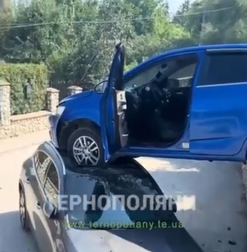 У Кременці сталася аварія: одне авто зависло на іншому (відео)