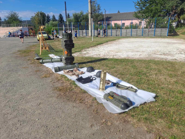 Трофеї війни та сучасне озброєння показали у Бережанах: музей представив незвичну виставку (фото)