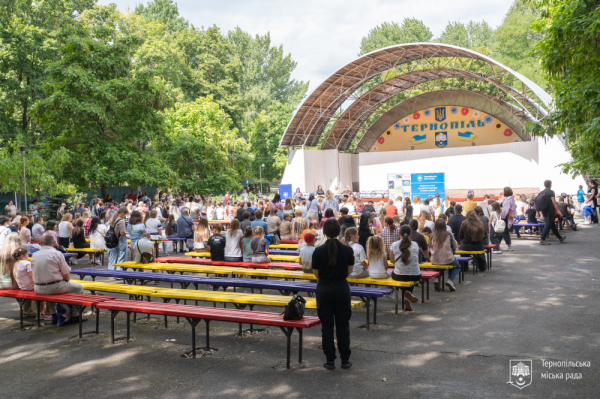 У Тернополі 330 дітей Героїв отримали сертифікати, ще 200 дітей – шкільні рюкзаки (фото)
