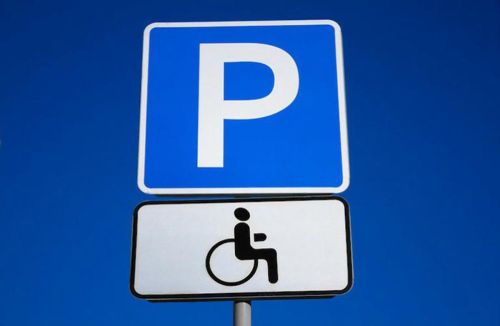 Штрафують водіїв, які паркуються на місцях для людей з інвалідністю у Тернополі