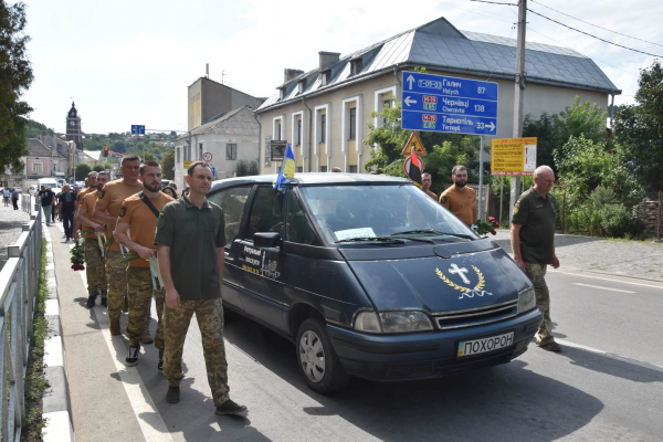 Теребовлянська громада попрощалася з 23-річним захисником Андрієм Іскоростенським (фото)