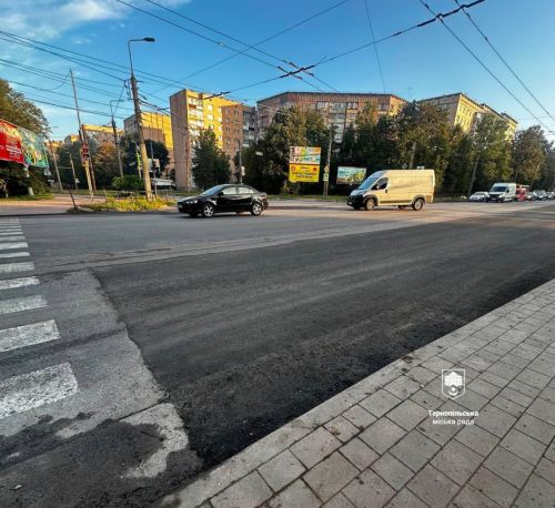 Відремонтували дорогу на перехресті в Тернополі (ФОТО)