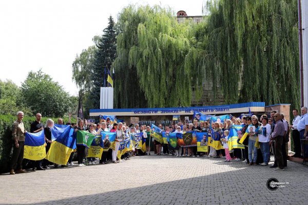 У Заліщиках провели автопробіг на підтримку родин зниклих безвісти (фото)