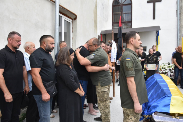 Теребовлянська громада попрощалася з 23-річним захисником Андрієм Іскоростенським (фото)