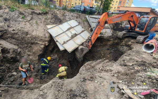 На вулиці Коновальця у Тернополі під час земляних робіт засипало двох людей (фото)