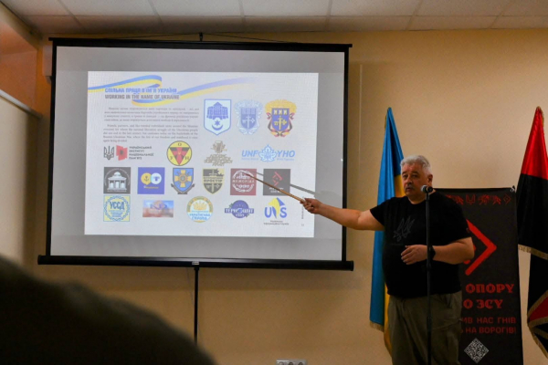 Від Бандери до російсько-української війни: у музеї Тернополя презентували новий фотоальбом (фото)