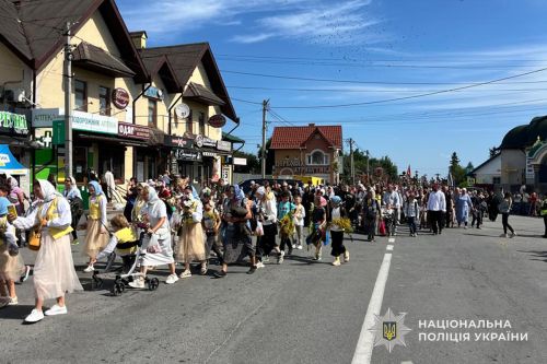 У Почаєві через колону вірян обмежували рух транспорту: у поліції пояснили причину (фото)