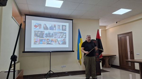 Від Бандери до російсько-української війни: у музеї Тернополя презентували новий фотоальбом (фото)