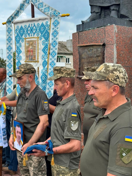 «Наша слава козацькая не на папері писана»: на Лановеччині хор виконав останню волю свого полеглого на війні колеги (фото, відео)