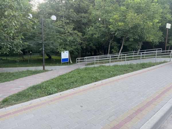 У парку в Тернополі облаштували безбар’єрну доріжку (ФОТО)