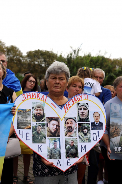 У Заліщиках провели автопробіг на підтримку родин зниклих безвісти (фото)