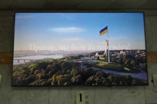 У Тернопільській обласній раді відкрили виставку, на які представили понад 70 бойових прапорів Сил оборони (фото)