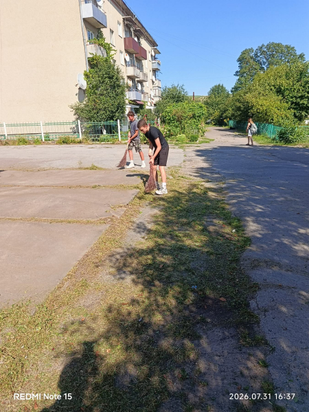Лобода вище огорожі: юні боксери у Монастириськах прибрали прибудинкову територію спортивного клубу (фото, відео)