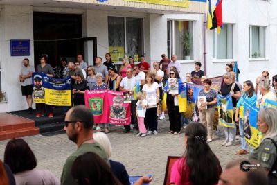 У Заліщиках провели автопробіг на підтримку родин зниклих безвісти (фото)