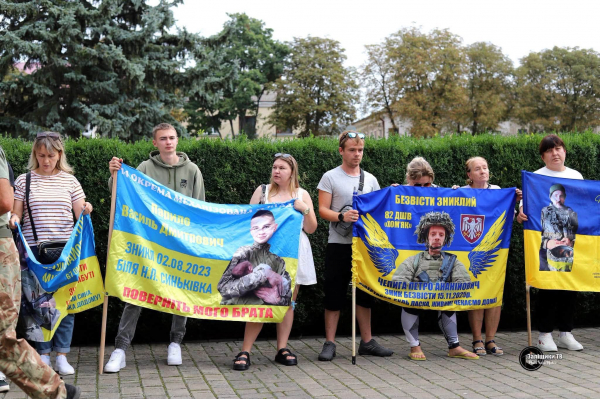 У Заліщиках провели автопробіг на підтримку родин зниклих безвісти (фото)