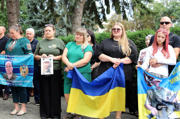 У Заліщиках провели автопробіг на підтримку родин зниклих безвісти (фото)
