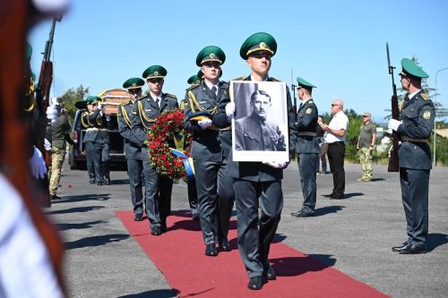 У Києві попрощалися з Євгеном Коновальцем: домовину привезли на бронеавтомобілі часів Української революції (фото, відео)