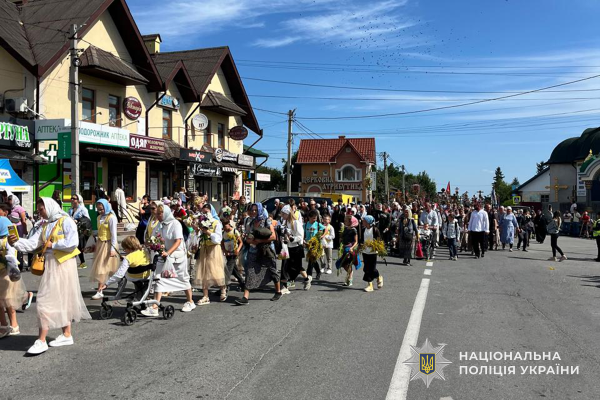 У Почаєві через колону вірян обмежували рух транспорту: у поліції пояснили причину (фото)