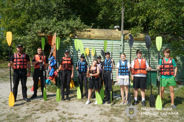 Дітям загиблих і безвісти зниклих поліцейських у Тернополі влаштували водний відпочинок (фото)