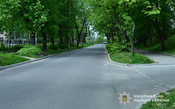 Металева пляшка прилетіла в голову: біля будинку в Тернополі постраждала дитина