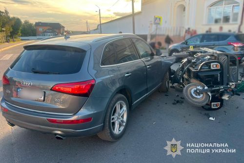 Не розминулися авто та електроскутер: ДТП у Почаєві