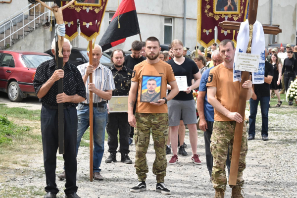 Теребовлянська громада попрощалася з 23-річним захисником Андрієм Іскоростенським (фото)