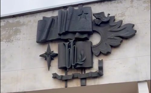 «35 років не можуть знайти болгарку»: на фасаді школи №23 у Тернополі досі висить радянське панно (відео)
