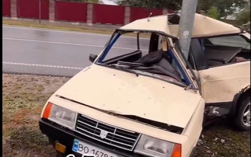 «Лада» злетіла з дороги та врізалася у стовп: ДТП на Тернопільщині (фото, відео)