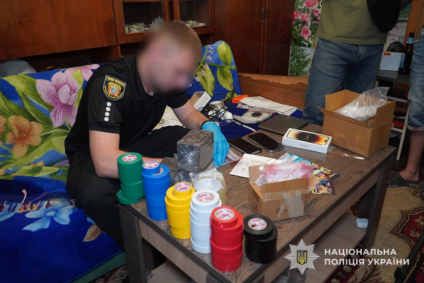 «Закладки» у трьох областях і посилки по всій Україні: на Тернопільщині затримали чотирьох підозрюваних у наркозбуті (фото, відео)