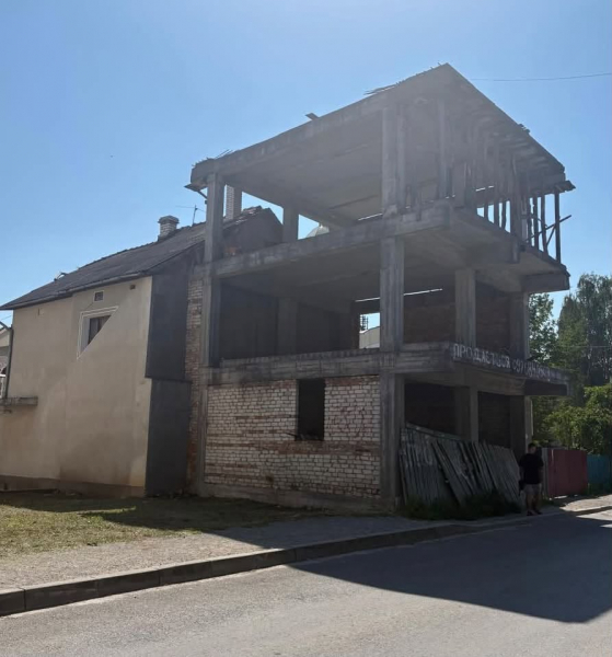 Будівля буде знесена: у Чорткові закликають не купувати приміщення новобудови, яку демонтують (фото)