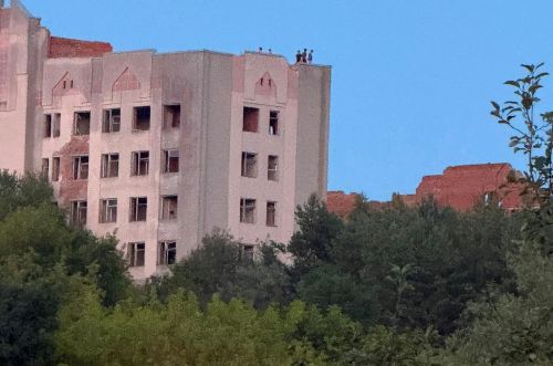 У Зборові на даху довгобуду лікарні граються діти (фото)