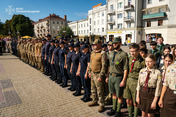 З нагоди Дня Незалежності у Тернополі відзначили рятувальників (фото)