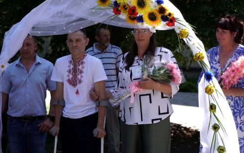У Підволочиську під час реабілітації військовослужбовець Валерій одружився зі своєю коханою Оленою (відео)