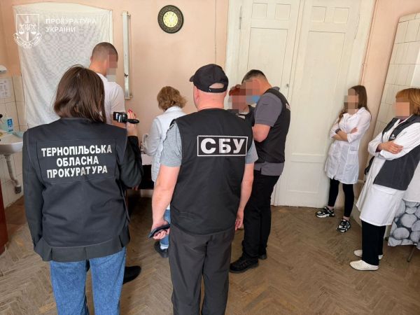 Учасників схеми затримали в Тернополі: вимагали 13 300 євро за переправлення військовозобов'язаних через кордон і 4000 євро за "фіктивний" туберкульоз (фото)