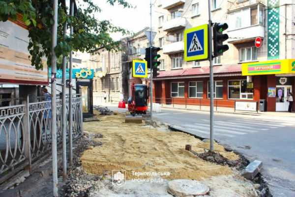 Одразу на п’яти локаціях у Тернополі ремонтують тротуари, дорогу й двори (фото)