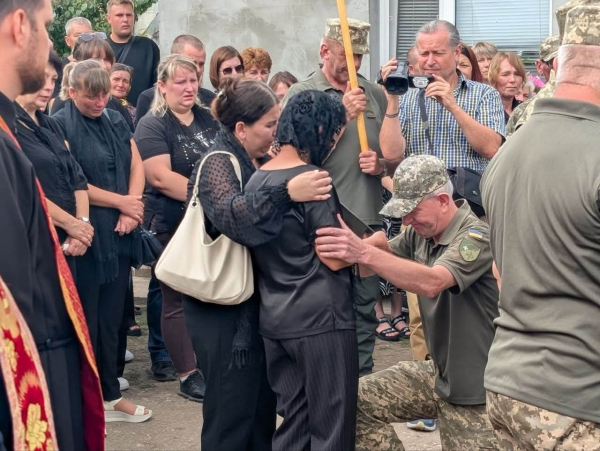 Прапор з домовини взяла внучка: Підволочиська громада попрощалася з воїном Анатолієм Голіятом (фото)