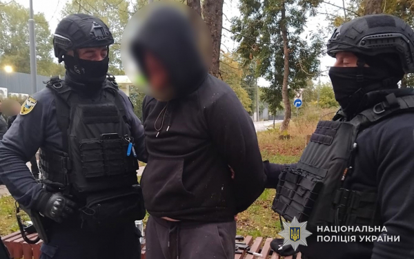 У Тернополі на АЗС чоловік погрожував перехожим зброєю (фото)