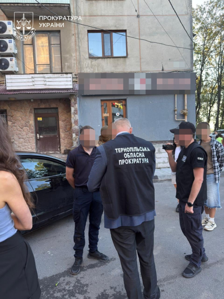 Митник з Тернополя взяв 5 тисяч доларів за зарахування на навчання для відстрочки (фото)