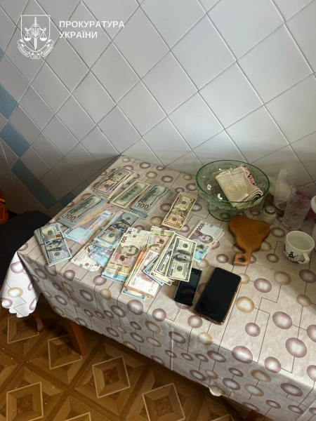 Митник з Тернополя взяв 5 тисяч доларів за зарахування на навчання для відстрочки (фото)