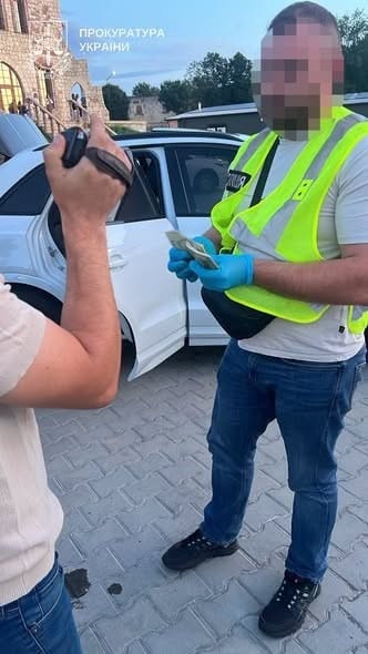 Затримали після передачі 6 тисяч доларів: у Бережанах викрили схему виїзду до Угорщини (фото)