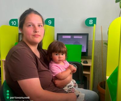 Прийшла на іспит із немовлям: молода мама склала теорію на права у Тернополі (фото, відео)