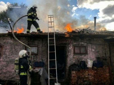 У Гусятині виникла пожежа у квартирі на першому поверсі (фото)