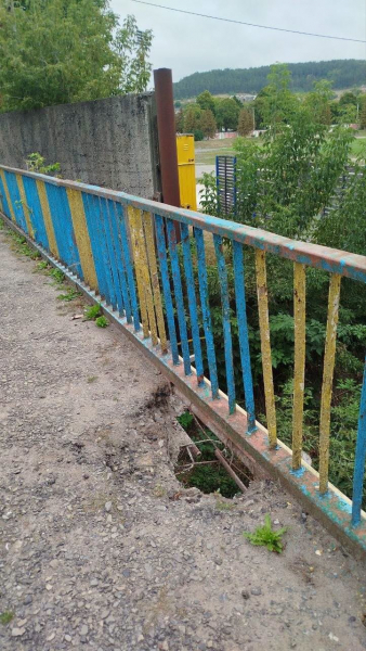 Зруйноване покриття під ногами: у Бережанах людина ледь не впала з мосту біля стадіону (фото)
